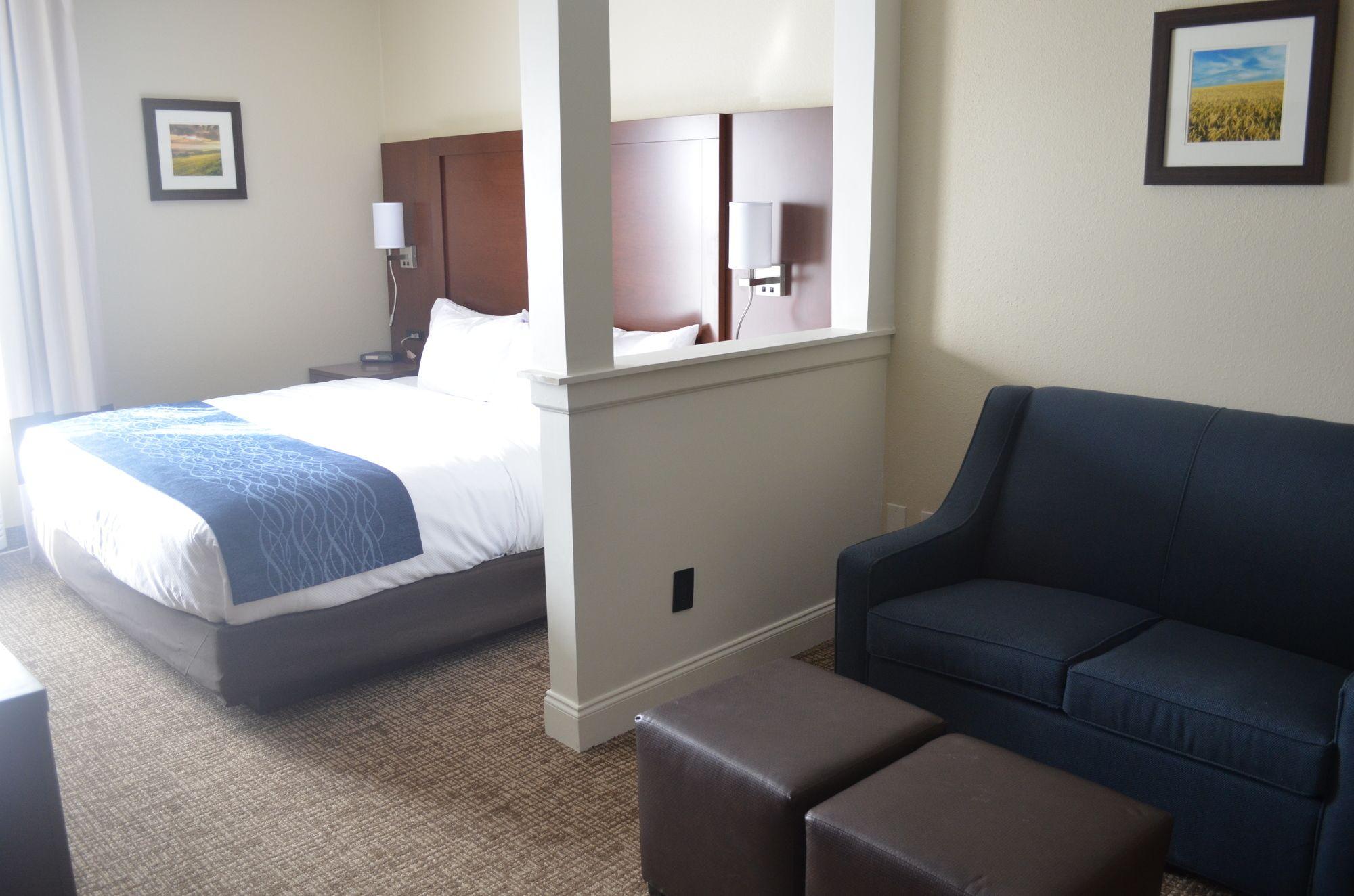 Comfort Inn & Suites Junction City - Near Fort Riley Extérieur photo