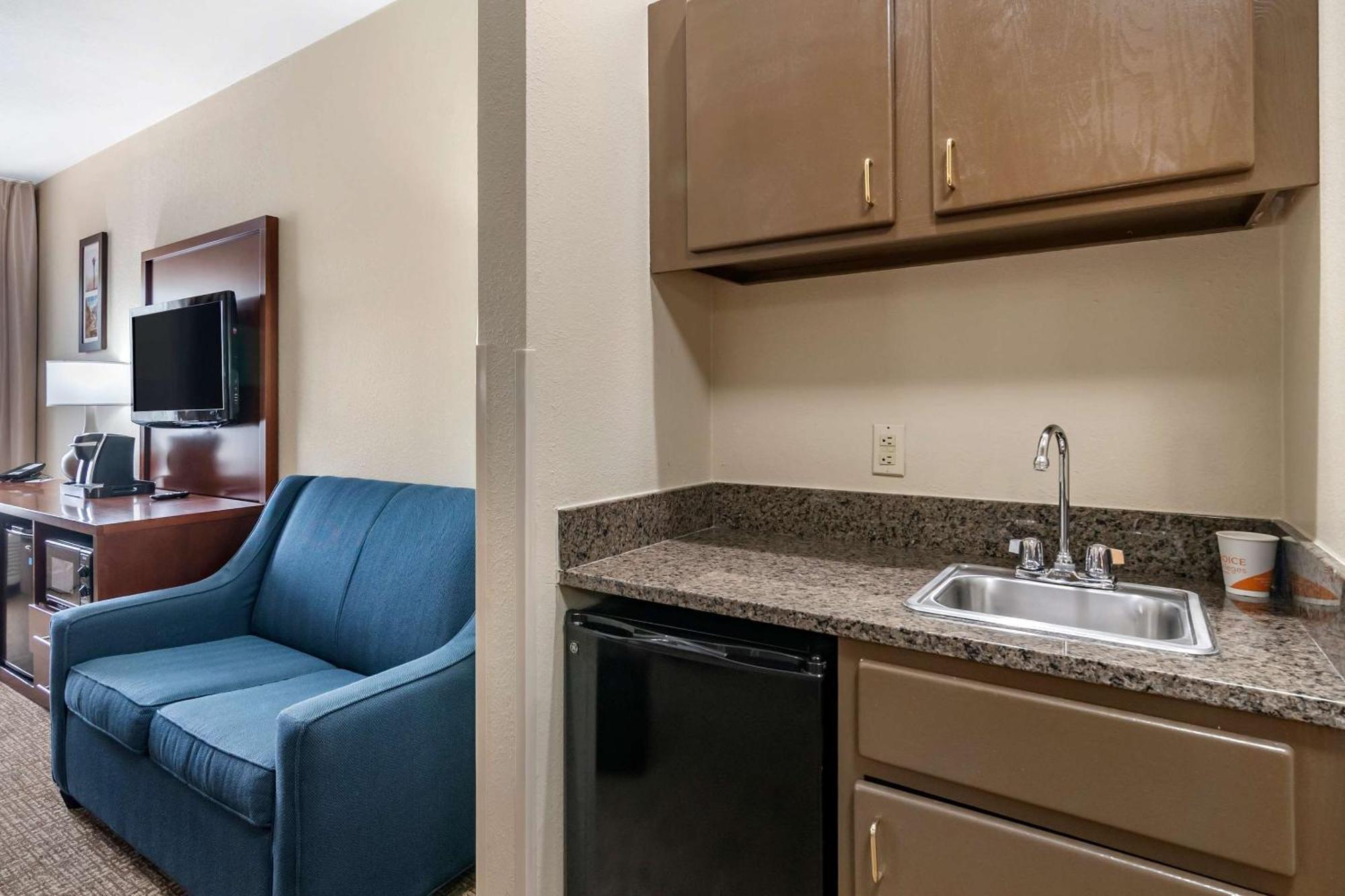 Comfort Inn & Suites Junction City - Near Fort Riley Extérieur photo