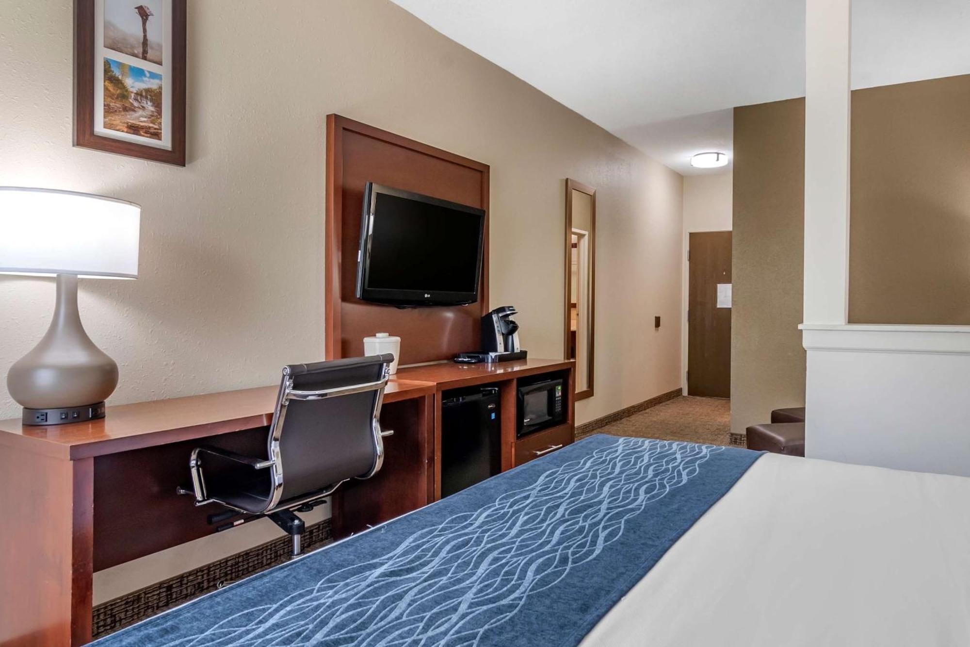 Comfort Inn & Suites Junction City - Near Fort Riley Extérieur photo